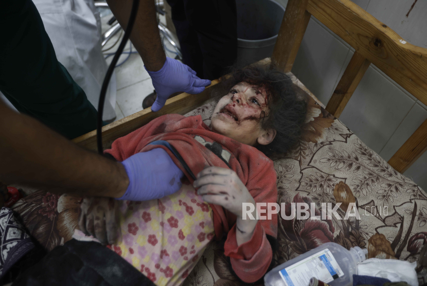 Seorang anak Palestina yang terluka akibat pemboman Israel di Jalur Gaza dirawat di Khan Younis pada Jumat (8/12/2023).