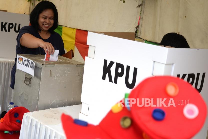 Pilkada Jawa Barat. Warga menggunakan hak pilihnya di Pilkada Jawa Barat, Depok, Rabu (27/5).