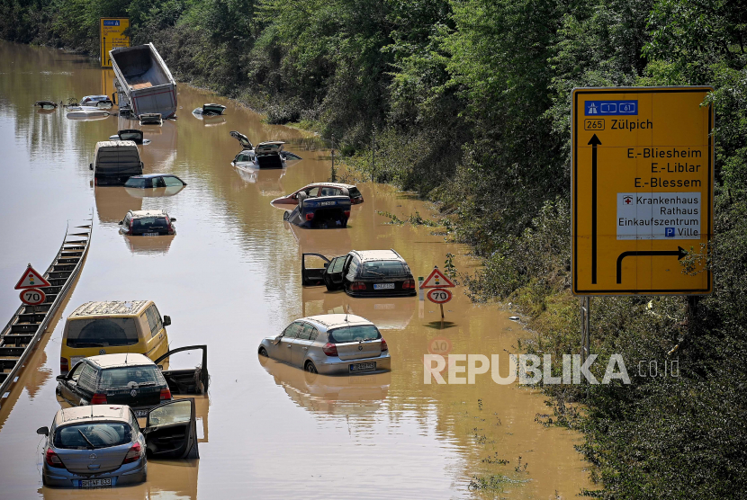 Mobil dan truk yang rusak terendam banjir di jalan raya federal B265 di Erftstadt, Jerman, 17 Juli 2021. Sebagian besar wilayah Jerman Barat dilanda hujan lebat dan terus-menerus pada malam hingga Rabu, mengakibatkan banjir bandang lokal yang menghancurkan bangunan dan menyapu mobil .