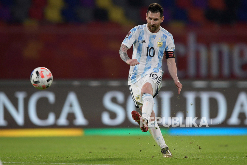  Lionel Messi dari Argentina melakukan tendangan bebas ke gawang Chile pada pertandingan sepak bola kualifikasi Piala Dunia Qatar 2022 Amerika Selatan antara Chile dan Argentina di Santiago del Estero, Argentina, 3 Juni 2021.