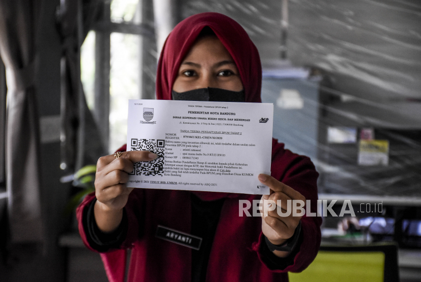Pelaku UMKM menunjukkan tanda terima pendaftaran BLT UMKM di Kantor Kelurahan Cisaranten Endah, Kota Bandung, Senin (16/11). Dinas Koperasi dan Usaha Kecil Menengah (KUKM) Kota Bandung kembali membuka pendaftaran Bantuan Langsung Tunai (BLT) UMKM sebesar Rp2,4 juta bagi para pelaku UMKM yang terdampak Covid-19 dan berlangsung hingga 25 November.