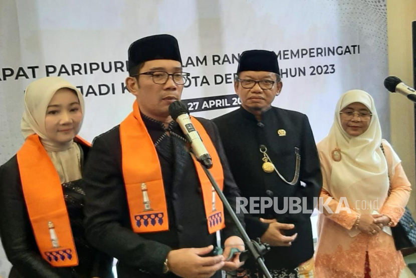 Gubernur Jawa Barat, Ridwan Kamil menghadiri rapat paripurna dalam rangka memperingati HUT ke-24 Kota Depok di gedung DPRD Kota Depok, Kamis (27/4/2023).  