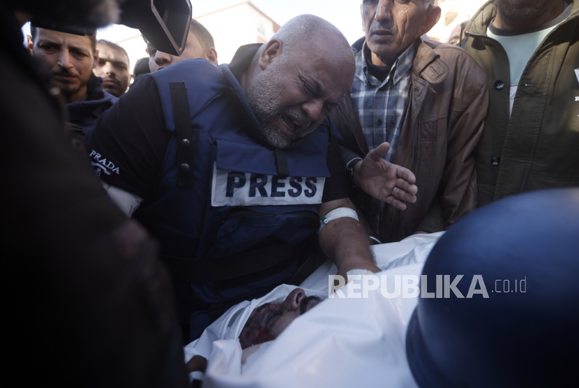 Koresponden Al Jazeera Wael Dahdouh menangisi jenazah kameramen, Samer Abu Daqqa, yang gugur akibat  serangan Israel saat pemakamannya di kota Khan Younis, Jalur Gaza selatan. Sabtu, (16/12/2023). 