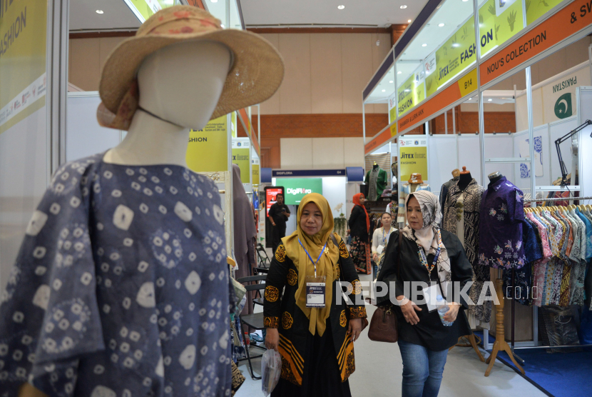 Pengunjung mengamati produk fashion pada pameran Jakarta International Investment, Trade, Tourism and SME Expo (JITEX) 2024 di JCC, Senayan, Jakarta, Rabu (7/8/2024). JITEX 2024 merupakan Pameran Internasional Produk & UKM Lokal yang diinisiasi oleh Pemerintah Provinsi DKI Jakarta bekerjasama dengan HIPPINDO (Himpunan Peritel dan Penyewa Pusat Perbelanjaan Indonesia).Pameran yang berlangsung hingga 11 Agustus 2024 ini bertujuan untuk menarik pembeli lokal dan internasional guna mendukung pembangunan perekonomian nasional yang berkelanjutan, khususnya di Jakarta.