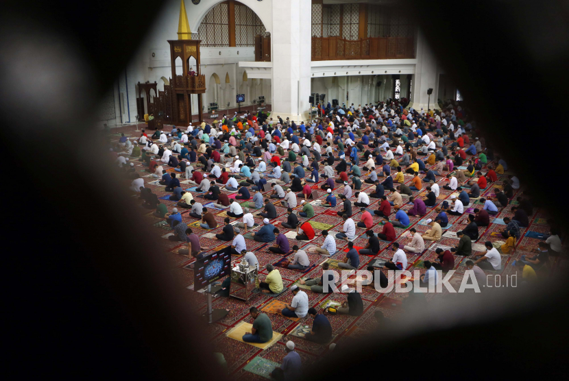 Umat Muslim Malaysia mengikuti salat Jumat di dalam sebuah masjid di Kuala Lumpur, Malaysia, 01 Oktober 2021. Umat Muslim di Kuala Lumpur dan Putrajaya diizinkan untuk menghadiri salat Jumat dengan kapasitas masjid yang sebenarnya dengan tetap menjaga prosedur jarak sosial 1,5 meter.