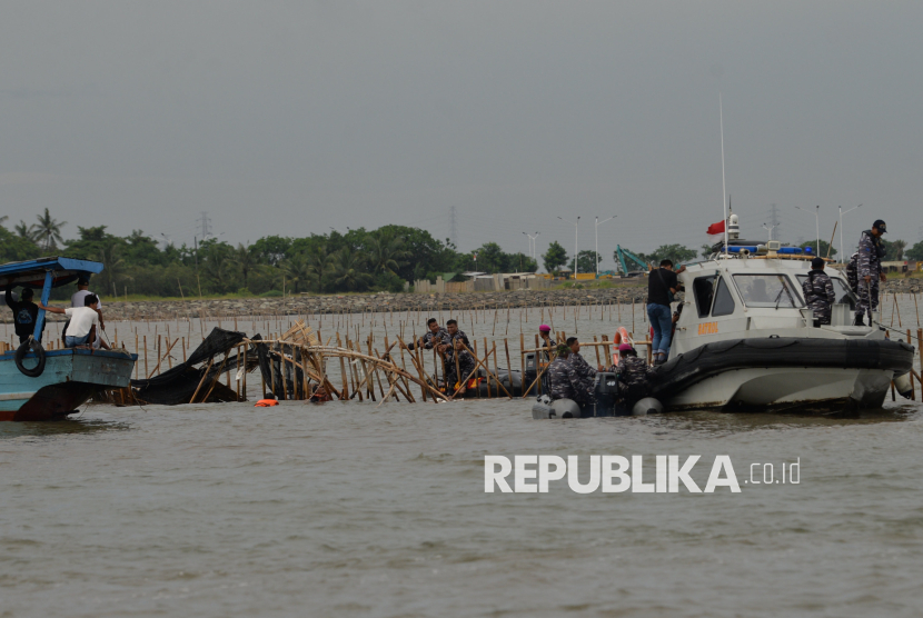 Personil TNI AL bersama warga membongkar pagar laut di Perairan Tanjung Pasir, Kabupaten Tangerang, Banten, Sabtu (18/1/2025). TNI Angkatan Laut bersama dengan nelayan membongkar pagar laut misterius sepanjang 30,16 km di Kabupaten Tangerang, secara manual. Pembongkaran pagar laut dipimpin langsung oleh Komandan Pangkalan Utama AL (Danlantamal) III Jakarta Brigadir Jenderal (Mar) Harry Indarto.