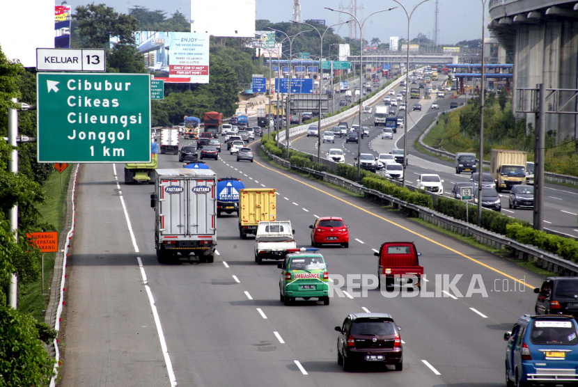 Sejumlah kendaraan melintas di ruas Tol Jagorawi, Cibubur, Jakarta Timur, Rabu (1/4/2020). Badan Pengatur Jalan Tol (BPJT) memprediksi adanya penurunan volume kendaraan mencapai 40 persen hingga 50 persen, selain itu aktivitas pengunjung juga menurun di tempat istirahat (rest area) dengan penurunan omzet diperkirakan mencapai 80 persen