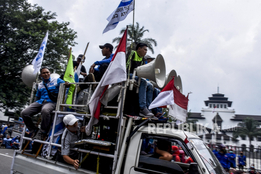 Sejumlah buruh berunjuk rasa di depan Gedung Sate, Kota Bandung, Selasa (27/10). Dalam unjuk rasa tersebut mereka menolak pengesahan UU Omnibus Law Cipta Kerja dan menuntut kenaikan besaran Upah Minimum Provinsi (UMP) 2021. Foto: Abdan Syakura/Republika