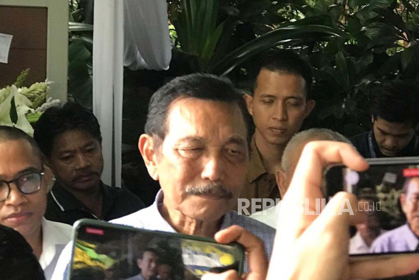 Menko Kemaritiman dan Investasi, Luhut Binsar Panjaitan usai melayat di rumah duka Rizal Ramli di Jakarta Selatan, Rabu (3/1/2024) 