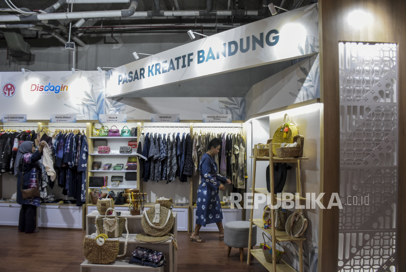 Pengunjung melihat sejumlah produk UMKM yang dijual di Pasar Kreatif Bandung di Pullman Bandung Grand Central, Jalan Diponegoro, Kota Bandung, Jumat (17/3/2023). Badan Pusat Statistik (BPS) mencatat permintaan komoditas pakaian dan alas kaki pada periode Lebaran 2023 lebih tinggi bila dibandingkan dengan Lebaran tahun lalu. 