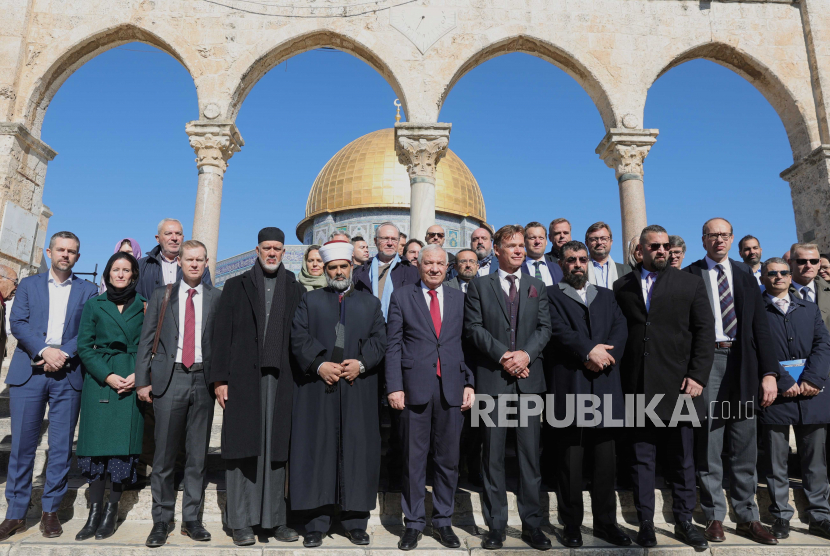 Diplomat negara Eropa bertemu dengan ulama dan tokoh foto bersama di depan Masjid Al-Aqsa Palestina pada Rabu (18/1/2022).