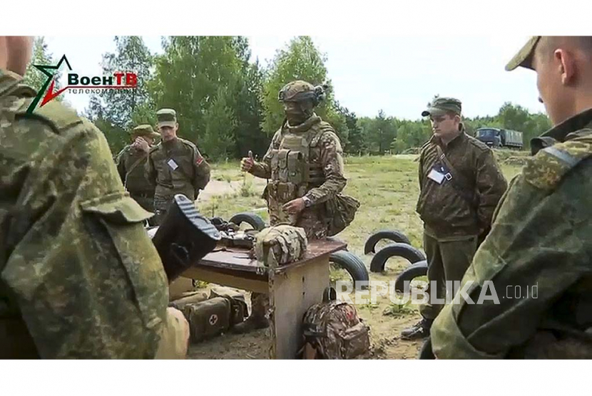 Instruktur dari Wagner berbicara dengan tentara Belarusia dalam pelatihan dekat Desa Tsel, foto dirilis Jumat (14/7/2023).