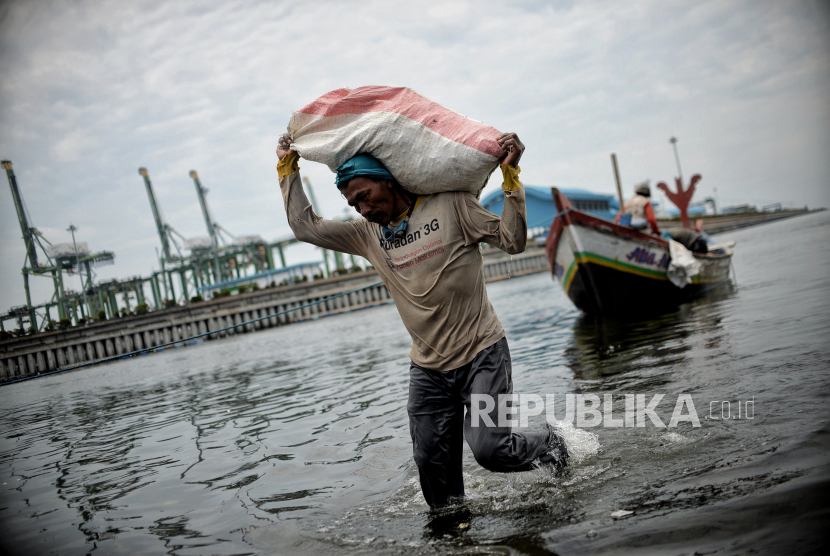 Nelayan membawa karung hasil tangkapan di laut di kawasan Cilincing, Jakarta Utara, Senin (21/2/2022). 