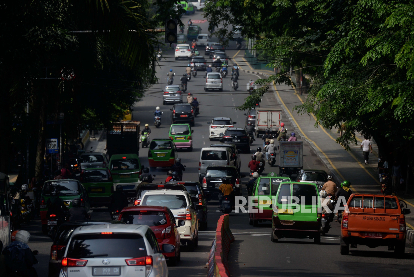 Sejumlah kendaraan melewati Jembatan Otista di Kota Bogor, Jawa Barat, Selasa (6/12/2022). 