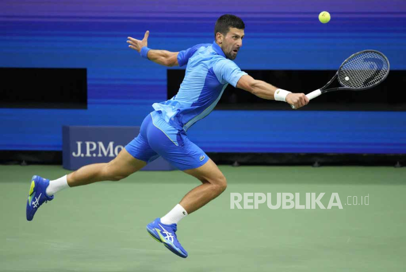 Novak Djokovic, petenis dari Serbia, membalas pukulannya ke Daniil Medvedev, dari Rusia, pada final tunggal putra kejuaraan tenis AS Terbuka (US Open) di New York, Amerika Serikat, Ahad, (10/9/2023).