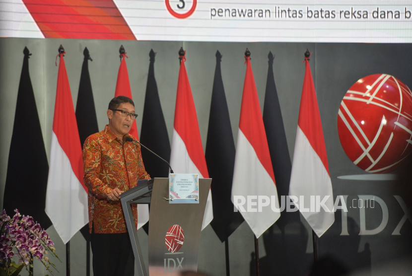 Kepala Eksekutif Otoritas Jasa Keuangan (OJK) Inarno Djajadi meberikan sambutan saat penutupan perdagangan Bursa Efek Indonesia (BEI) tahun 2023 di gedung BEI, Jakarta, Jumat (29/12/2023). 