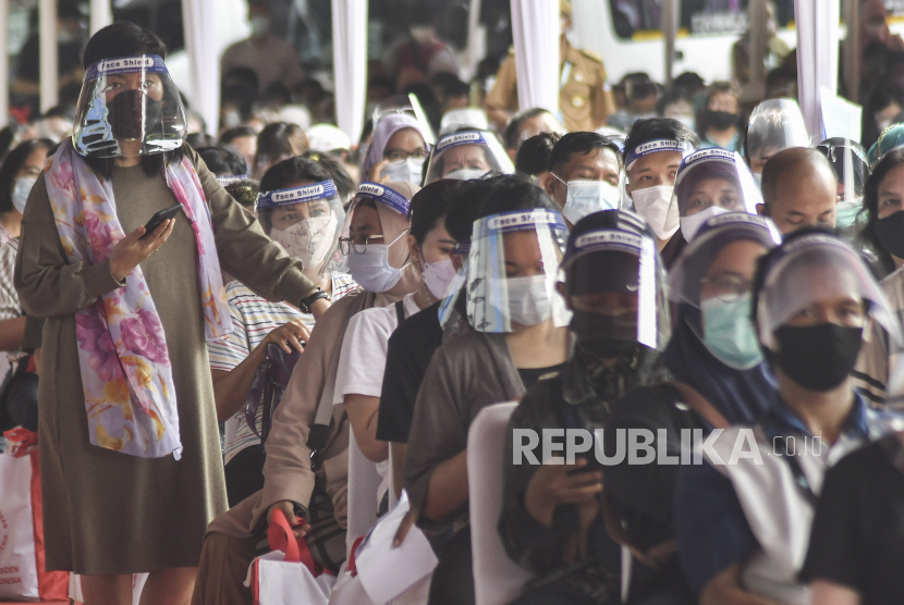 Pemerintah Kota Bekasi akan kembali menggelar vaksinasi massal pada Kamis (1/7) besok. Sebanyak 25.000 orang dijadwalkan akan memenuhi stadion untuk diberi suntik vaksin Covid-19. (Foto ilustrasi vaksinasi COVID-19 di Stadion Patriot Chandrabhaga)