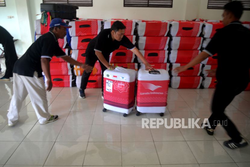 Petugas menyusun koper jamaah calon haji (ilustrasi). Sebanyak 550 koper jamaah calon haji asal Sumbar mulai dibagikan. 