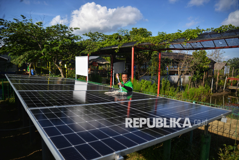 Anggota kelompok Program Masyarakat Mandiri Kutawaru Berdaulat dikampung Sendiri (Mamaku Berdikari) binaan PT Kilang Pertamina Internasional (KPI) Unit Cilacap membersihkan PLTS yang digunakan untuk budidaya kepiting cangkang lunak dengan inovasi Rumah Susun Kepiting Berbasis Energi (Rusun Tinggi) di kawasan wisata terpadu Kampoeng Kepiting, Kutawaru, Cilacap, Jawa Tengah, Kamis (23/10/2024). Dengan didukung oleh PT Kilang Pertamina Internasional (KPI) Unit Cilacap, Inovasi budidaya kepiting dengan Rumah Susun Kepiting Berbasis Energi (Rusun Tinggi) ini diharapkan mampu menciptakan kemandirian ekonomi dan meningkatkan kesejahteraan masyarakat setempat.