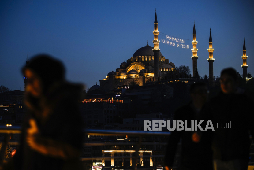 Pesan lampu yang dipasang di sela-sela menara masjid Suleymaniye bertuliskan Ramadhan Turki adalah bulan Alquran menjelang bulan suci umat Islam Ramadhan di Istanbul, Turki, Ahad (10/3/2024).