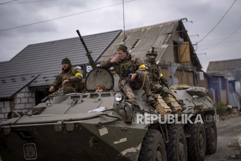 Tentara Ukraina mengendarai kendaraan militer lapis baja di pinggiran Kyiv, Ukraina, Sabtu, 5 Maret 2022.