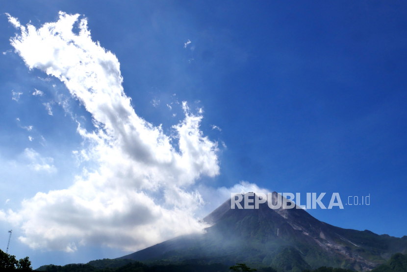 Jalur lava di sisi Tenggara Gunung Merapi terlihat dari Kinahrejo, Yogyakarta. (ilustrasi)