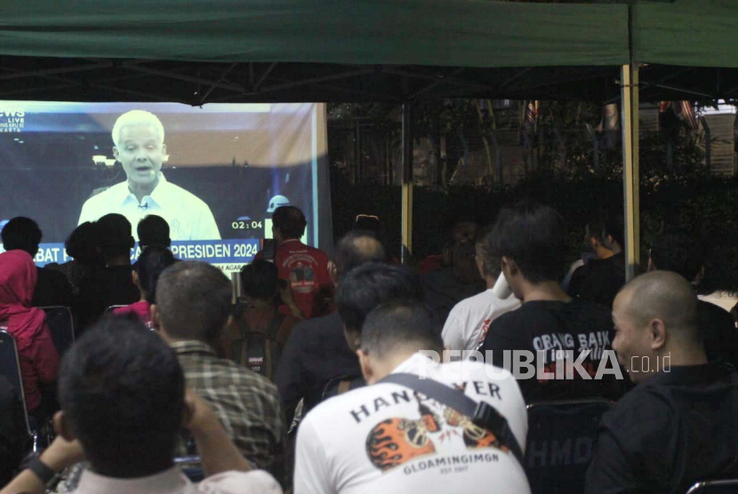 Suasana nonton bareng debat perdana Capres-Cawapres 2024 di Sekretariat Tim Kampanye Daerah (TKD) DKI Jakarta, Selasa (12/12/2023)malam. Nobar tersebut dihadiri sejumlah perwakilan partai pendukung dan relawan pasangan Capres-Cawapres nomor urut 3.