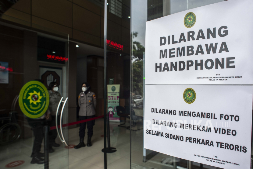 Personel Polisi Wanita berjaga saat sidang lanjutan kasus dugaan terorisme dengan terdakwa mantan Sekretaris FPI Munarman di Pengadilan Negeri Jakarta Timur, Jakarta, Rabu (15/12/2021). Sidang tersebut beagendakan pembacaan eksepsi dari terdakwa. 