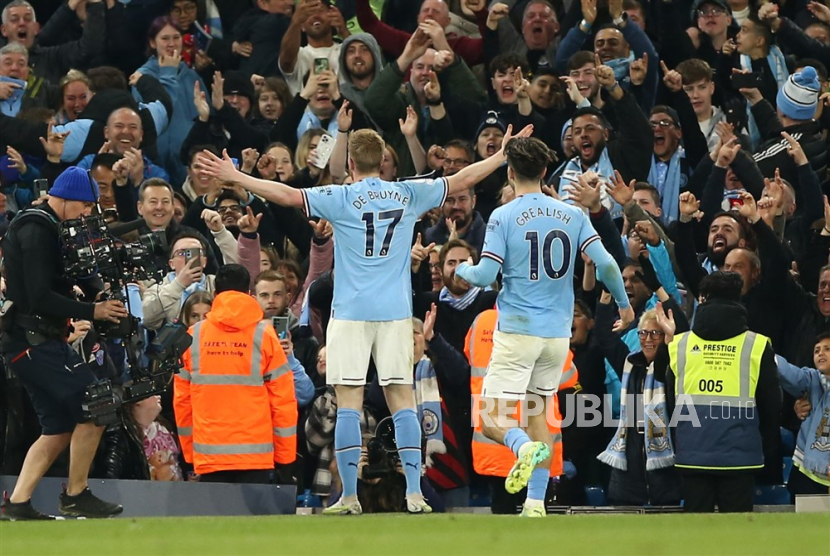 Gelandang Manchester City Kevin De Bruyne (kiri) merayakan golnya ke gawang Arsenal.