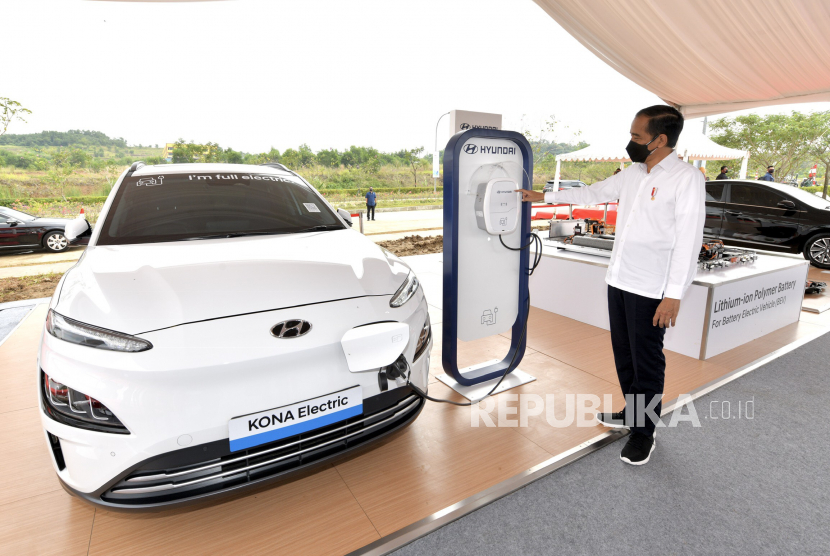 Presiden Joko Widodo (Jokowi) menyampaikan, pemerintah tengah melakukan strategi besar perekonomian negara dengan mendesain ekosistem kendaraan listrik. (ilustrasi).