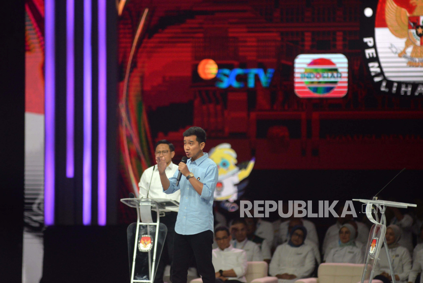 Calon wakil presiden nomor urut 2 Gibran Rakabuming Raka berbicara saat Debat Keempat Pilpres 2024 di Jakarta Convention Center (JCC), Jakarta, Ahad (21/1/2024).