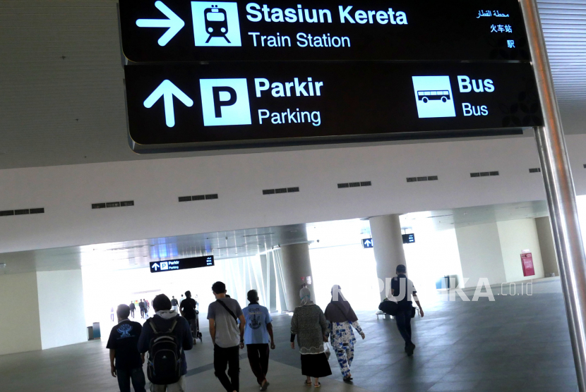 Penumpang pesawat berjalan menuju pintu keluar Bandara Internasional Yogyakarta (YIA), Kulonprogo, Rabu (23/12). PT Angkasa Pura I memprediksi kenaikan jumlah penumpang pada liburan Nataru 2021 sebesar 25 persen. Atau berkisar 10 orang penumpang setiap harinya.