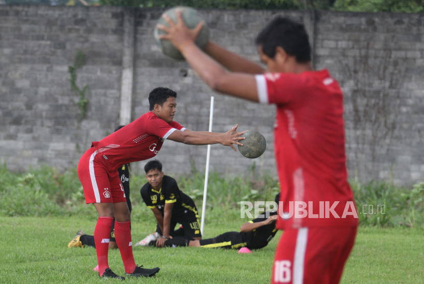 Pesepak bola Persik Kediri Muhammad Akmal (kiri) melakukan latihan fisik di Kota Kediri, Jawa Timur, Rabu (3/3/2021). Latihan fisik dan koordinasi antar pemain tersebut sebagai persiapan menghadapi Turnamen Piala Menpora.