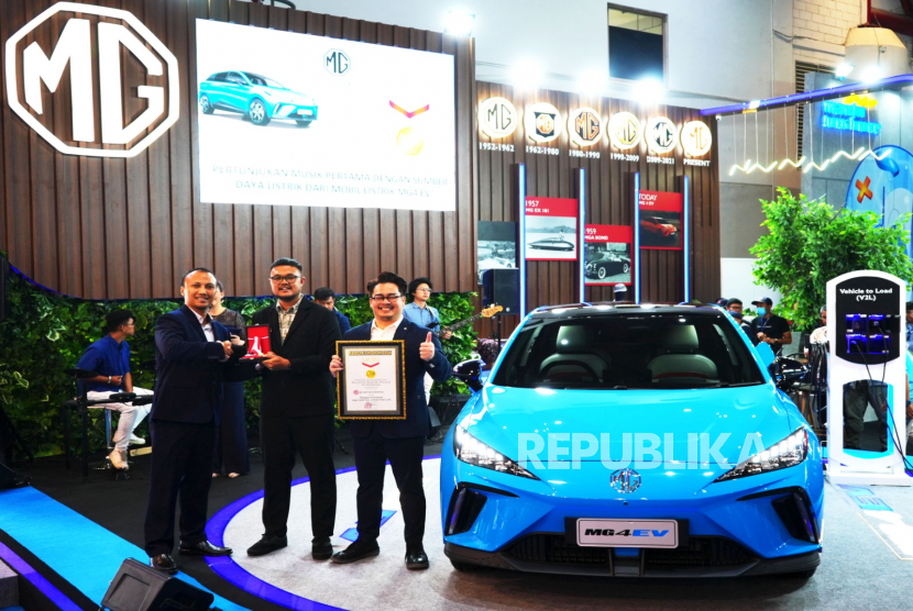 Brand otomotif asal Inggris, Morris Garages (MG) memamerkan mobil listrik canggihnya, MG4 EV untuk sumber daya pertunjukan musik hingga pecahkan rekor MURI di ajang Periklindo Electric Vehicle Show (PEVS) 2023 di JIExpo Kemayoran, Jakarta, Rabu (17/5/2023). 