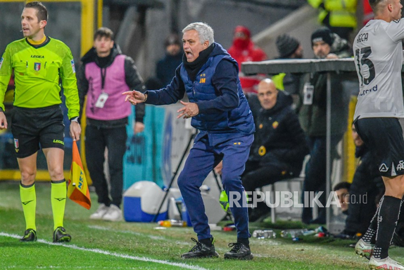 Pelatih AS Roma Jose Mourinho bereaksi pada pertandingan sepak bola Serie A Liga Italia antara Spezia Calcio vs AS Roma di Stadion Alberto Picco di La Spezia, Italia, Senin (23/1/2023) dini hari WIB. Roma menang 2-0 di laga itu.