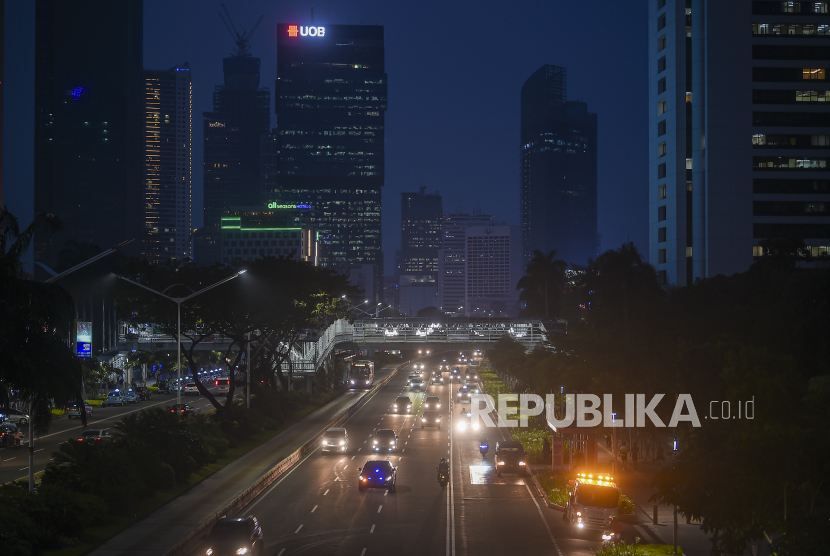 Kendaraan melaju di Jalan Jenderal Sudirman, Jakarta, Kamis (11/6). Pertumbuhan ekonomi Indonesia sepanjang kuartal II (April-Juni) 2020 menjadi yang terendah sejak krisis 1999 silam. Pertumbuhan kontraksi mengalami kontraksi hingga minus 5,32 persen. 