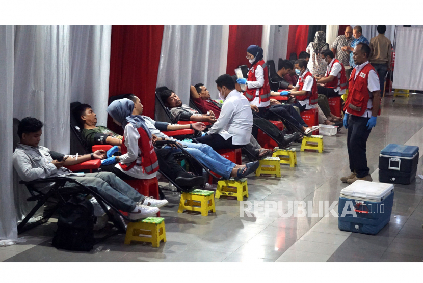 Bagian Health PT Kilang Pertamina Internasional (KPI) RU VI Balongan menggelar kegiatan donor darah di Gedung Patra Ayu Perumahan Bumi Patra Indramayu, Jawa Barat, Rabu (24/5/2023). 
