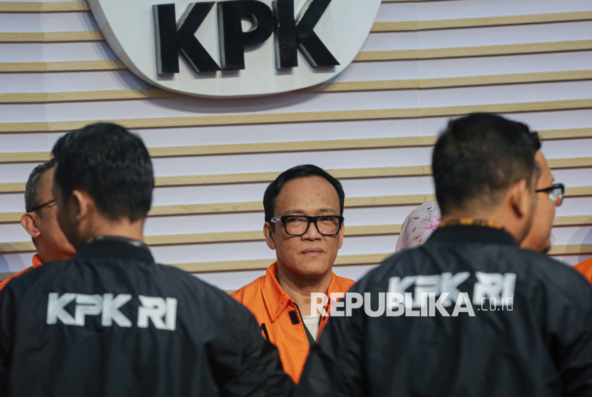 Tersangka Wakil Menteri Ketenagakerjaan Immanuel Ebenezer atau Noel mengenakan rompi tahanan bersama 10 tersangka lainnya saat dihadirkan dalam konferensi pers pengumanan penetapan dan penahanam tersangka di Gedung Merah Putih KPK, Jakarta, Jumat (22/8/2025). KPK resmi menetapkan status tersangka dan menahan Wamenaker Noel bersama 10 tersangka lainnya usai terjaring OTT terkait kasus dugaan pemerasan dalam pengurusan sertifikasi keselamatan dan kesehatan kerja (K3) di Kementerian Ketenagakerjaan. Dalam OTT tersebut, KPK juga menyita sejumlah barang bukti yakni 20 kendaraan mewah diantaranya 14 unit mobil dan 6 unit motor.