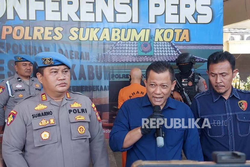 Kepala Satuan Reserse Kriminal (Satreskrim) Polres Sukabumi Kota AKP Bagus Panuntun (tengah). 