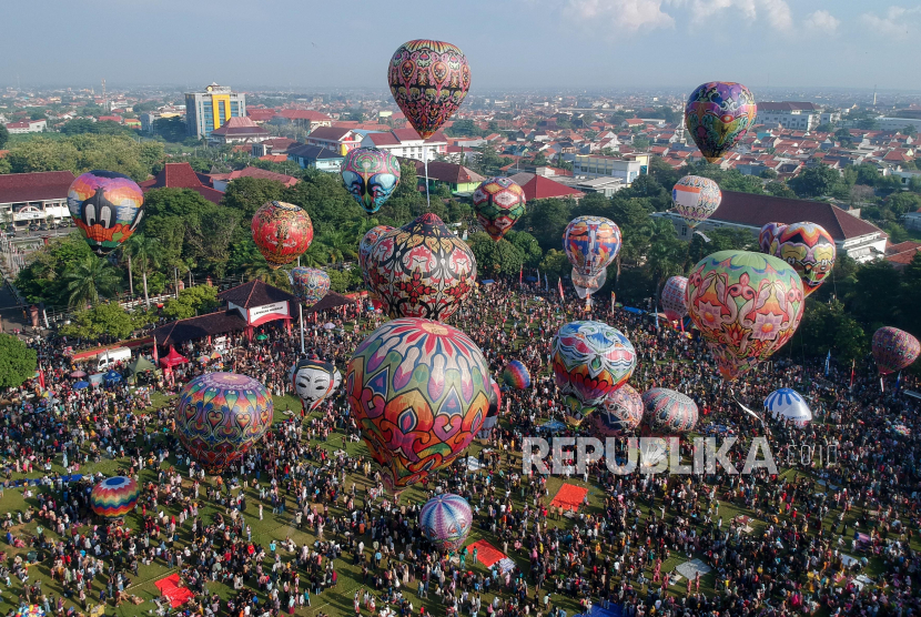 Foto udara atraksi balon udara saat Pekalongan Ballon Festival di Lapangan Mataram, Kota Pekalongan, Jawa Tengah, Rabu (17/4/2024). 