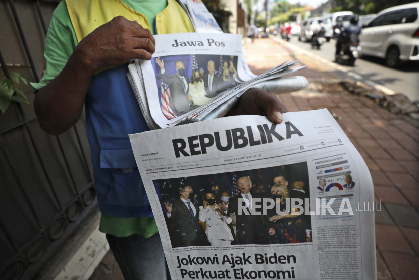 PWI: Pers Hadapi Krisis Eksistensi Akibat Disrupsi Digital. Seorang vendor menunjukkan surat kabar dengan halaman depan yang menampilkan foto-foto Presiden terpilih Joe Biden dan Wakil Presiden terpilih Kamala Harris, di Jakarta, Senin (9/11/2020).