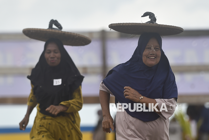Keseruan Lomba Majujung Sambut Tradisi Mandi Safar di Jambi