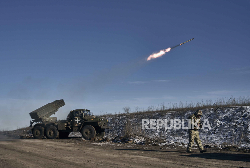 Peluncur roket Grad tentara Ukraina menembakkan roket ke posisi Rusia, di Donetsk, Ukraina, Rabu (11/1/2023). 