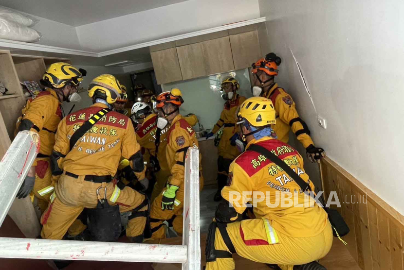  A handout photo provided by the Taiwan National Fire Agency shows members of a search and rescue team conducting rescue operations in a building following a magnitude 7.4 earthquake in Hualien, Taiwan, 03 April 2024. A magnitude 7.4 earthquake struck Taiwan on the morning of 03 April with an epicenter 18 kilometers south of Hualien City at a depth of 34.8 km, according to the United States Geological Survey (USGS).    