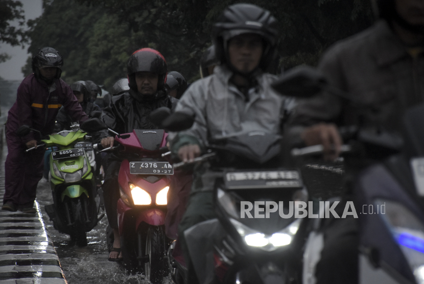Pengendara mendorong kendaraannya yang mogok saat melintasi genangan banjir di kawasan Gedebage, Bandung, Jawa Barat, Jumat (1/12/2023). Kawasan tersebut kerap dilanda banjir akibat drainase yang buruk saat intensitas curah hujan yang tinggi. Genangan banjir tersebut mengganggu akses lalu lintas dan merendam sebagian kawasan Pasar Gedebage.
