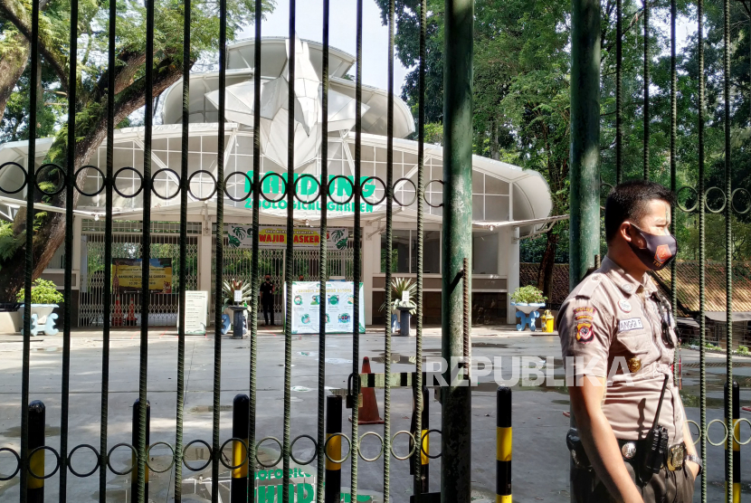 Petugas berjaga-jaga di depan Kebun Binatang Bandung.