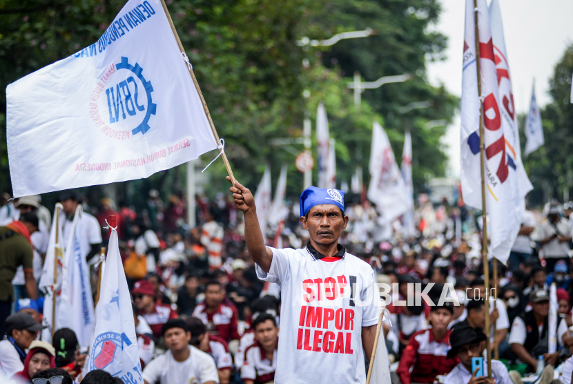 Ratusan Buruh Gelar Aksi Tolak Impor Tekstil Ilegal