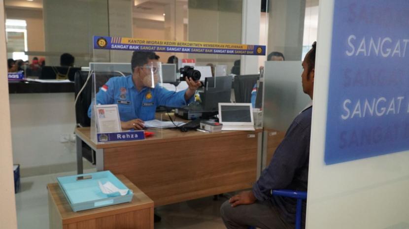 Pelayanan penerbitan paspor di Kantor Imigrasi Kediri. (Foto: Humas Imigrasi for Jatimnow.com)