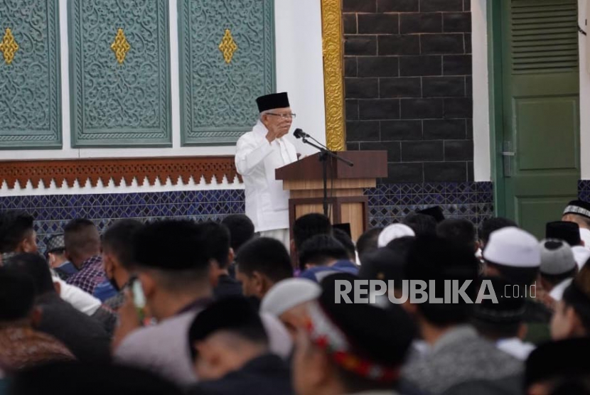 Masjid Berperan Perkuat Ekonomi dan Dakwah. Foto:   Wakil Presiden Maruf Amin melaksanakan Shalat Tarawih di Masjid Raya BaiturWapres Shalat Tarawih di Masjid Raya Baiturrahmanrahman, Banda Aceh, Rabu (29/3/2023).