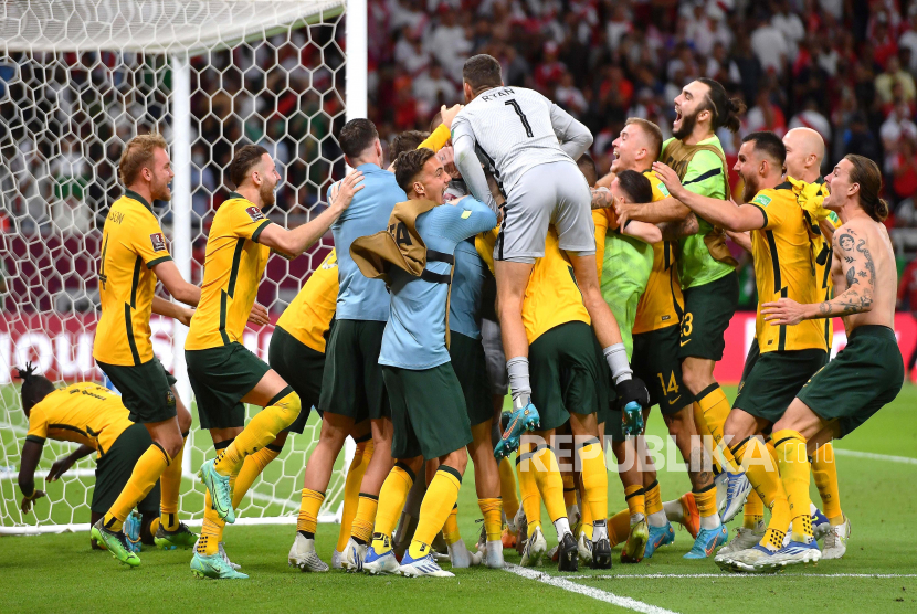 Para pemain Australia merayakan kemenangan setelah memenangkan adu penalti dalam pertandingan kualifikasi playoff antarbenua Piala Dunia 2022 antara Australia dan Peru di Al Rayyan, Qatar, 13 Juni 2022. Australia menang 5-4 melalui adu penalti untuk lolos ke Piala Dunia FIFA 2022.